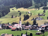 Detail Leinwandbild Riezlern Kirche, Bergdorf vor Wiese
