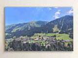 Leinwandbild Riezlern im Sommer, Bergdorf, blauer Himmel