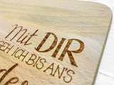 Detail Holzbrett mit Text MIT DIR GEH ICH BIS AN'S ENDE DER WELT