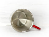 Liegende leere Metalltasse