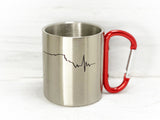 Bedruckte Metalltasse mit rotem Karabinerhaken als Griff