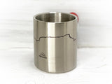Metalltasse mit aufgedruckter Bergsilhouette