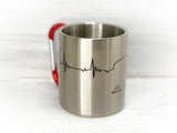 Metalltasse mit aufgedruckter Herzschlaglinie