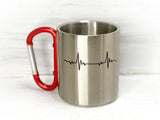 Metalltasse mit gedruckter Herzschlaglinie und rotem Karabiner-Griff
