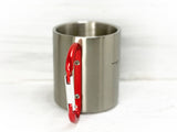 Detail Metalltasse mit rotem Karabiner-Griff