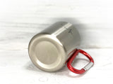 Liegende Metalltasse mit Karabinerhaken-Griff