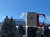 Outdoor-Metalltasse mit Karabinergriff in Winterlandschaft