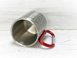 Liegende Metalltasse, mit Karabinerhaken als Griff