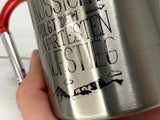 Metalltasse Detail , gedrucktes Bergpanorama