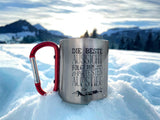 Bedruckte Metalltasse im Schnee, am Wanderweg, mit Bergpanorama