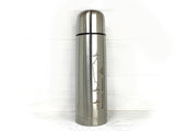 Silberne Thermosflasche mit Becher als Deckel