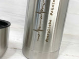 Detail Gravur der Thermoskanne: Herzschlaglinie, #bergliebe, #auszeit