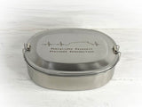 Ovale Vesperbox aus Metall mit Gravur
