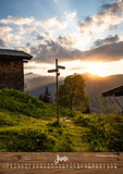 Sonnenuntergang auf der Riezler Alpe. Sonnenstrahlen, Berghütten.