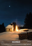 Dezember. Kapelle am Eberlehof und Weihnachtsbaum,  bei Nacht im Schnee. Sternenhimmel mit Jupiter.