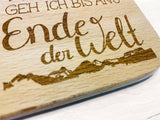 Detail Holzbrett mit Text MIT DIR GEH ICH BIS AN'S ENDE DER WELT und Berg-Panorama Kleinwalsertal