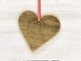 Herz aus Altholz mit Kratzern, Aufhänger Stoffband Karo rot-weiss