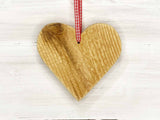 Herz aus Altholz mit Astloch, Aufhänger Stoffband Karo rot-weiss