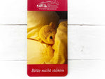 Bitte-nicht-stören-Schild Hotel Alpensonne rot mit Teddybär im Bett