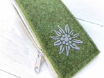Detail Edelweiss auf grünem Schlüsselanhänger