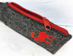 Detail roter Reissverschluss an grauem Schlüsselanhänger aus Filz