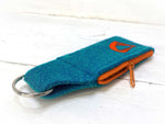 Blauer Schlüsselanhänger auf Filz mit orangenem Reißverschluss