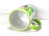 Liegende Tasse mit grünem Rand