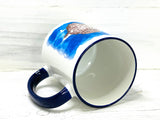Liegende Tasse mit blauem Rand 