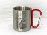 Berdruckte Metalltasse mit rotem Karabinerhaken als Griff