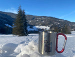Metalltasse mit aufgedrucktem Ski-Hirsch in Winter-Landschaft