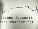 Gravur auf Vesperbox mit Bergsilhouette Ifen und Wörter #auszeit #wanderlust